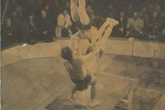 1971-mainamain-sur-tablew