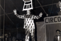 1976-equilibre-de-chaises